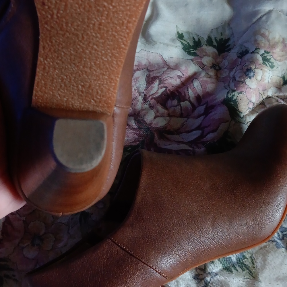 Boots - Picture 4 of 5